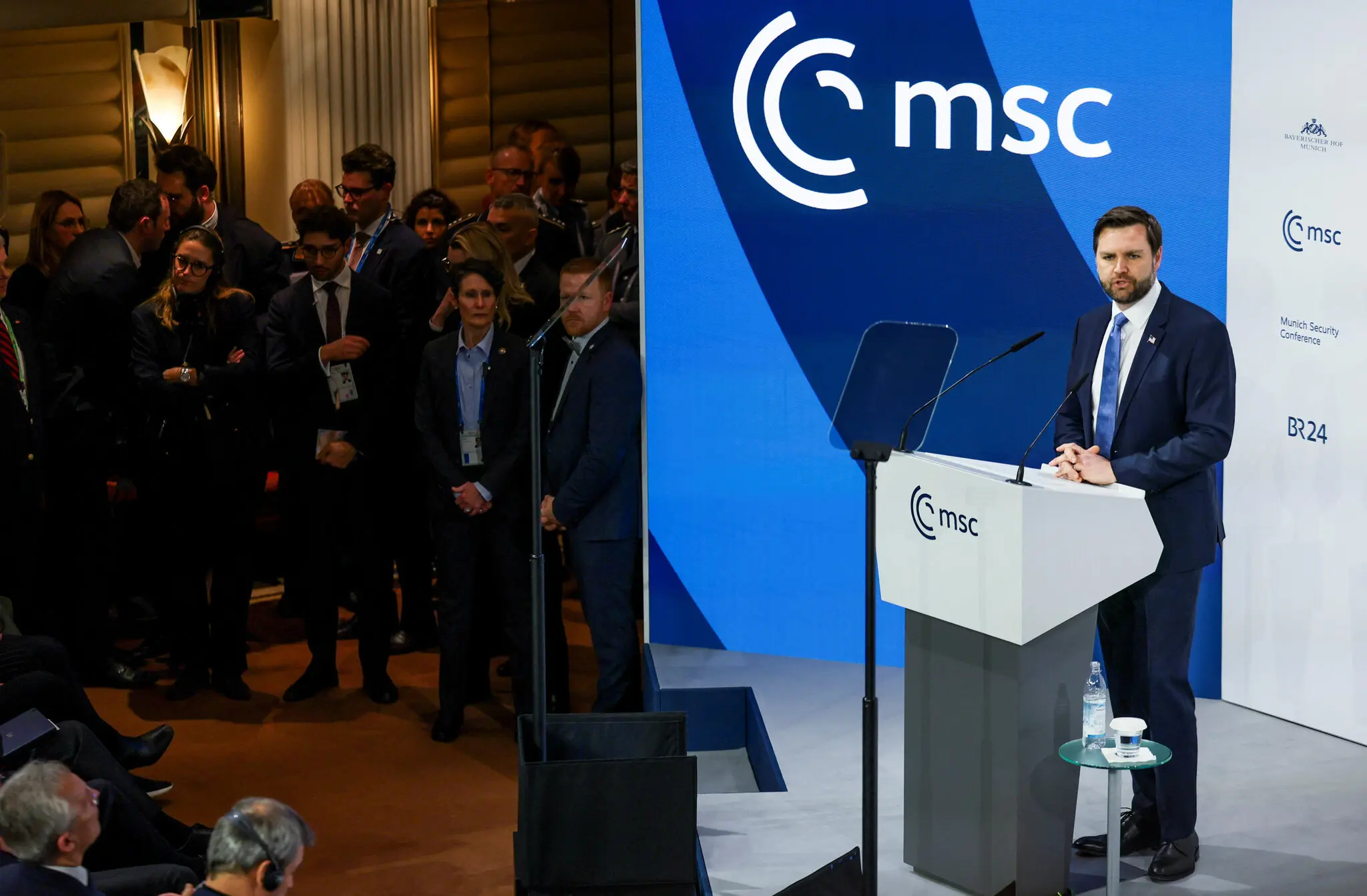 Венс читає лекцію європейцям про демократію, не згадуючи Україну